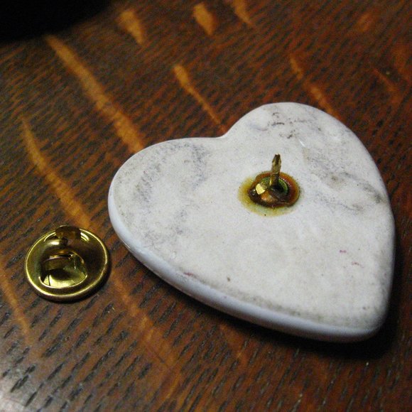 ❤️ Vintage 1970's Ceramic Heart Lapel Pin - Picture 3 of 4